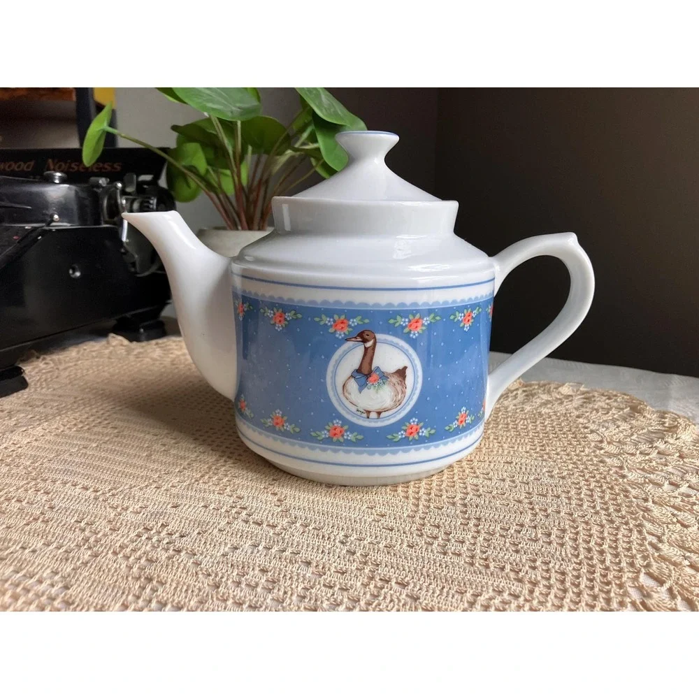 Vintage 1985 George Good by Fabrizio Canadian Goose Teapot, Japan Blue Floral